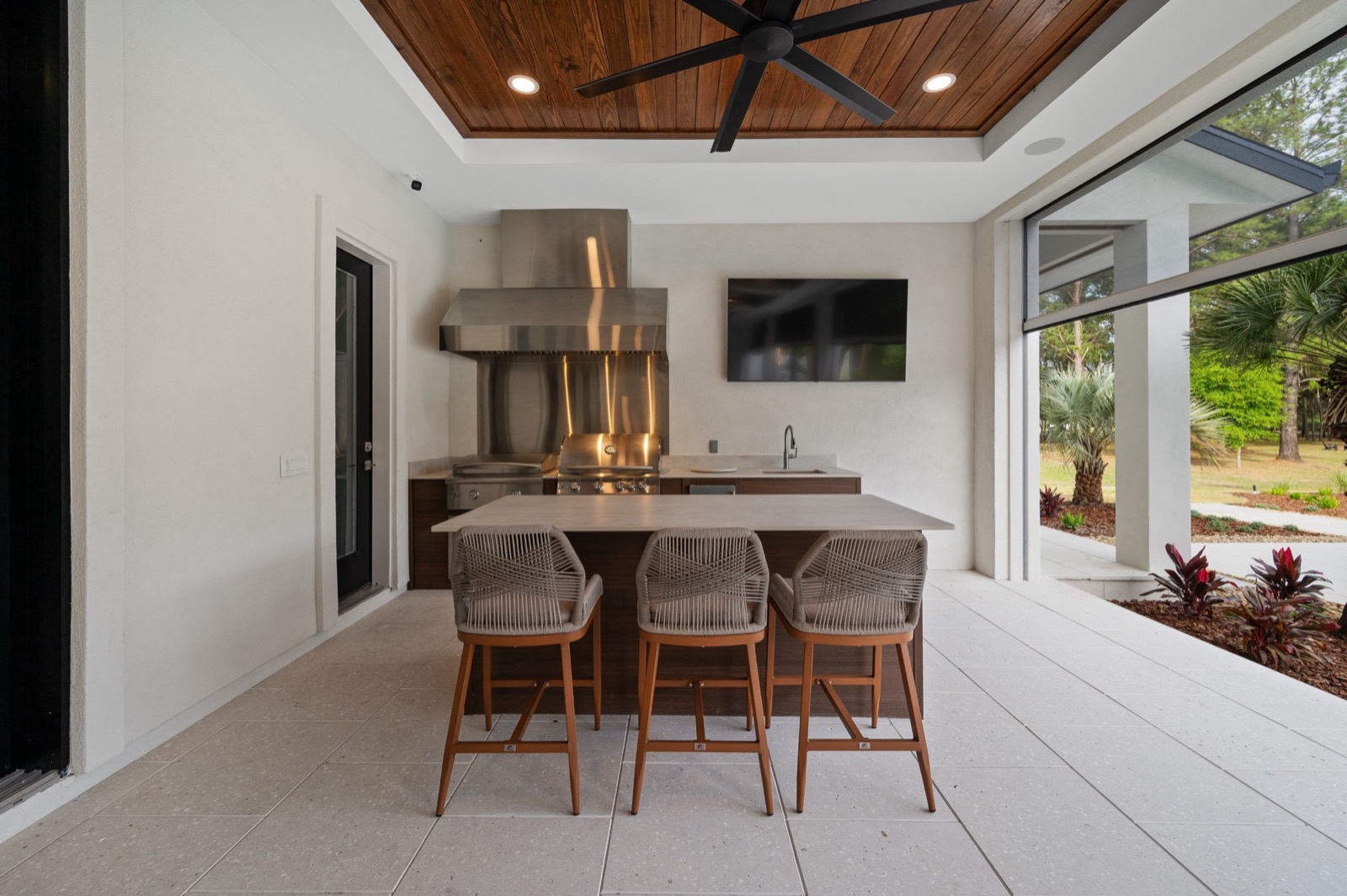 Screened lanai with motorized screens